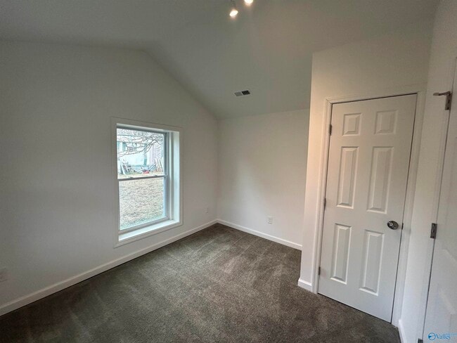 Building Photo - 614 Maple Rd