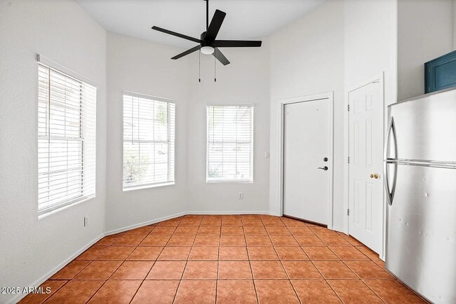 Building Photo - 1083 E Boston Ct