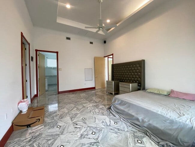 Building Photo - Spacious 3/2 with In-Law Suite