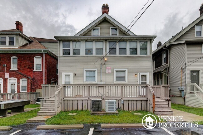 Building Photo - 1994 Summit St