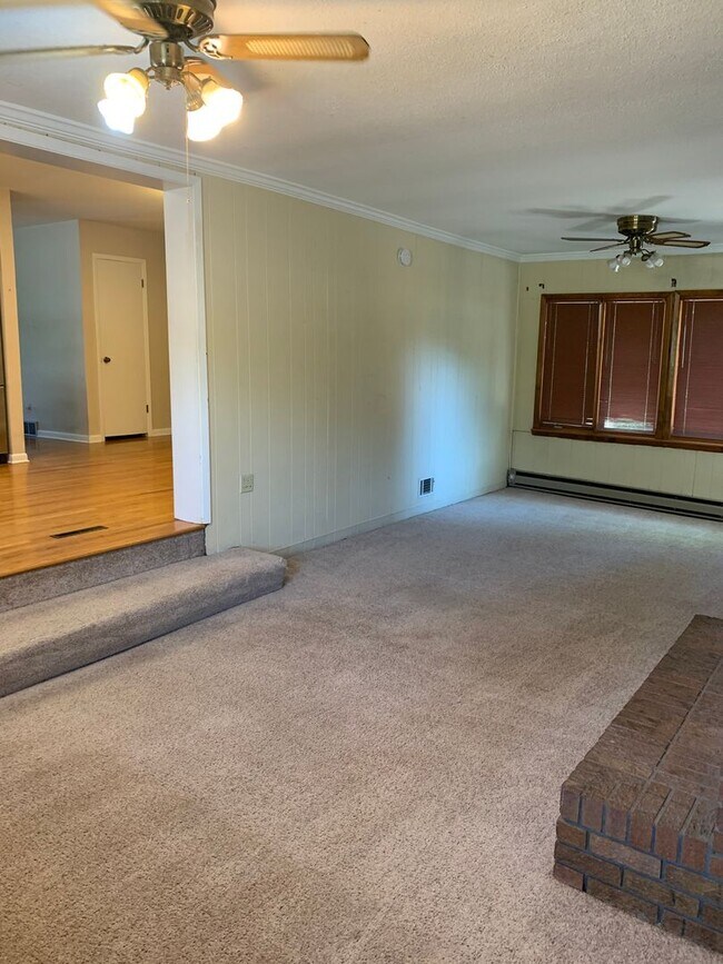 Building Photo - 4 bed/2 bath Home located in central Fort Collins off Drake