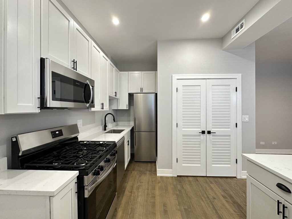 Building Photo - 3840 N Wilton Ave