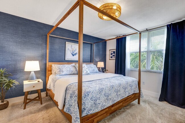 Building Photo - ** NAPLES COVE @ BAY FOREST ** 2 BED / 2 B...