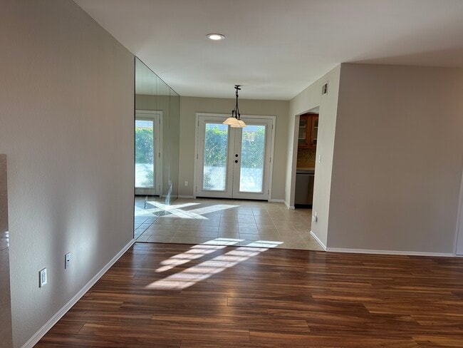 Dining - 41785 Largo