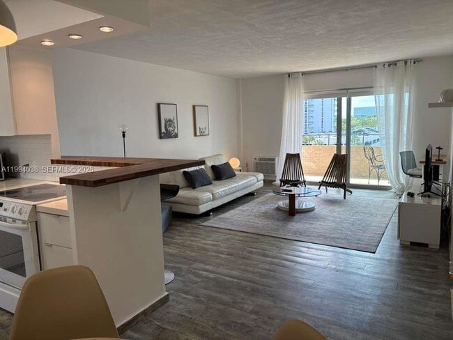 Building Photo - 220 Kings Point Dr