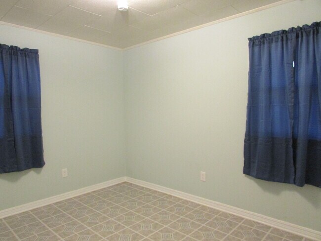 Building Photo - $900 3 Bedroom/1 Bath Spacious Home, Located in a desirable neighborhood