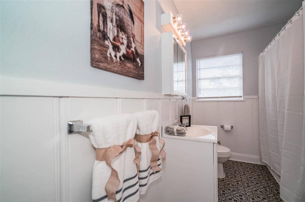 Full Bath - 812 Glencrest Ln