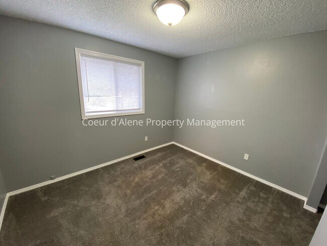 Building Photo - 3 bed house on corner lot in Post Falls!