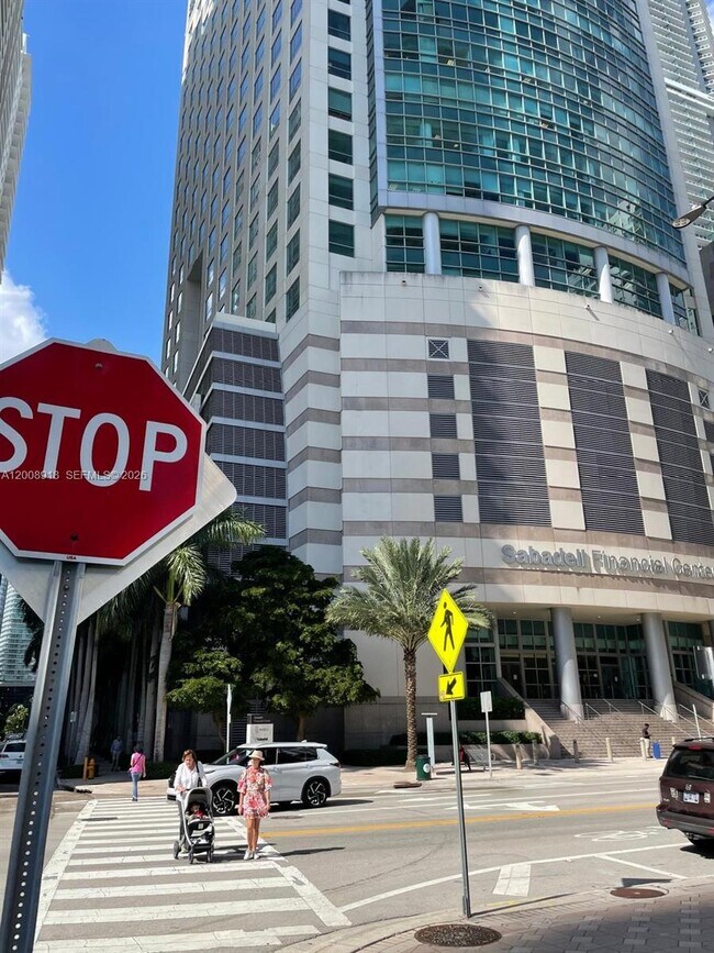 Building Photo - 1155 Brickell Bay Dr