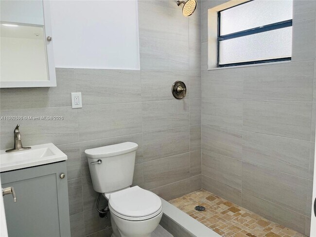 Building Photo - 13390 NE 6th Ave