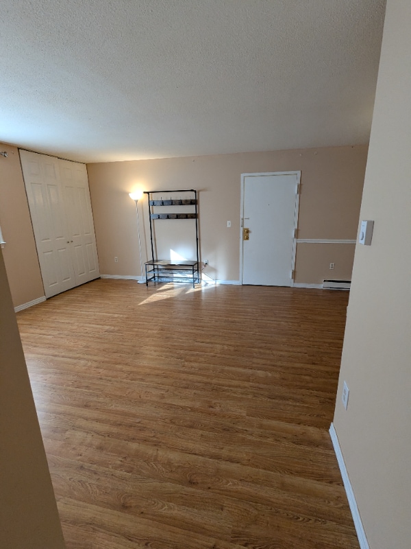 Building Photo - 12 Thompson Rd