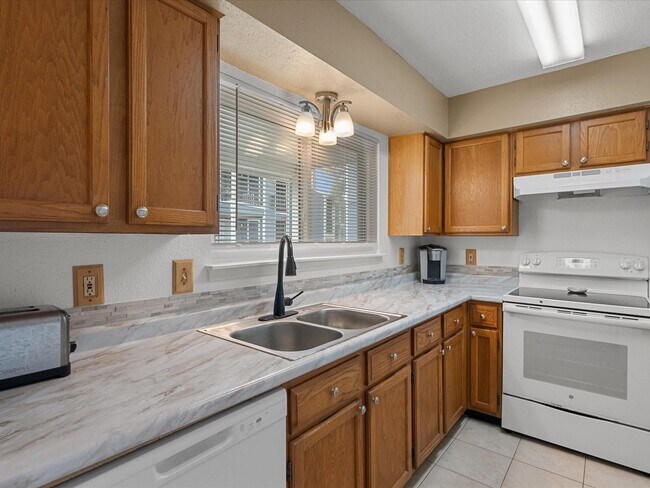 Building Photo - 18515 Egret Bay Blvd