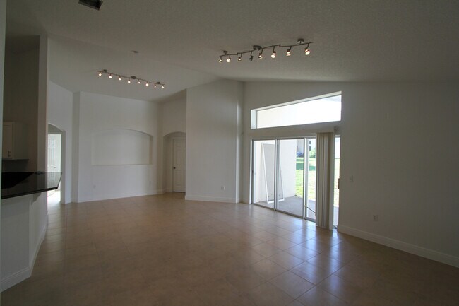 Building Photo - 210 Garberia Dr