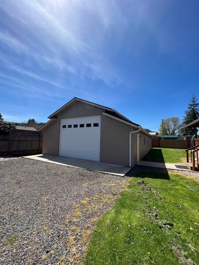 Building Photo - 3-Bedroom 2-Bathroom home with HUGE Shop in Cedar Flats