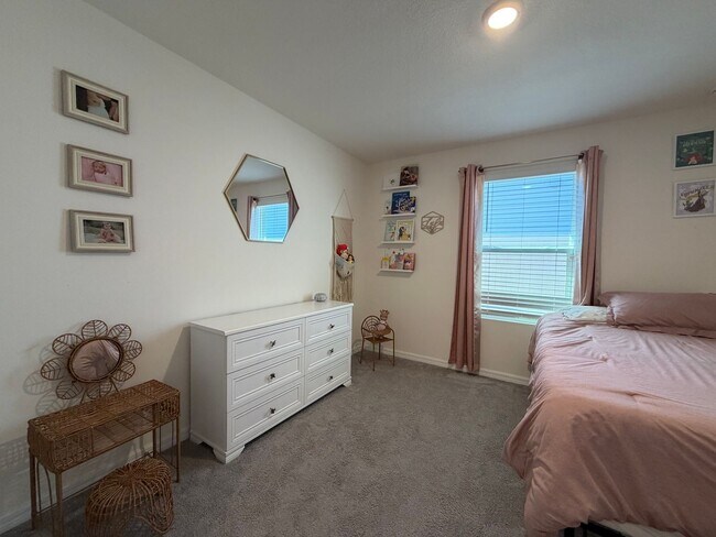 Building Photo - 4 Bed 2 Bath Home in Avalon Woods! FULLY FENCED YARD