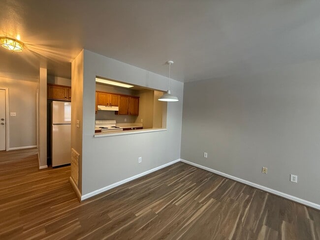 Building Photo - 2 Bedroom 1.5 Bath Townhome in Salem City