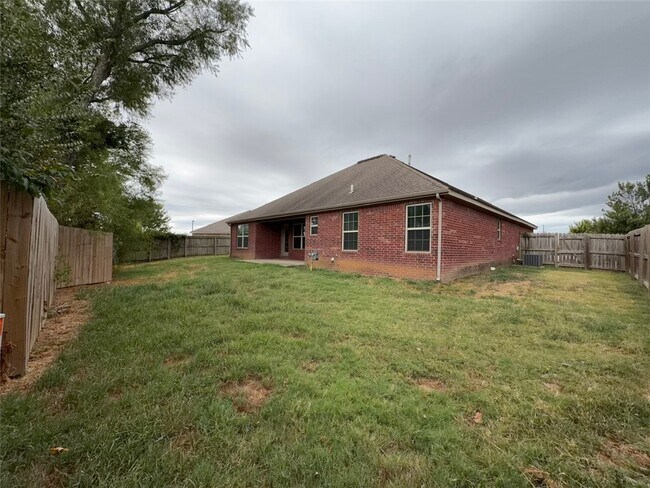 Building Photo - 1211 SW Horizon St