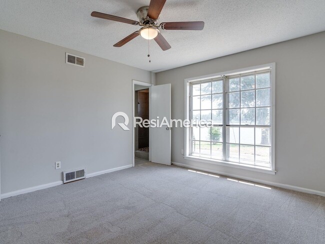 Building Photo - 3BR/2B Renovated Lake House Available For ...