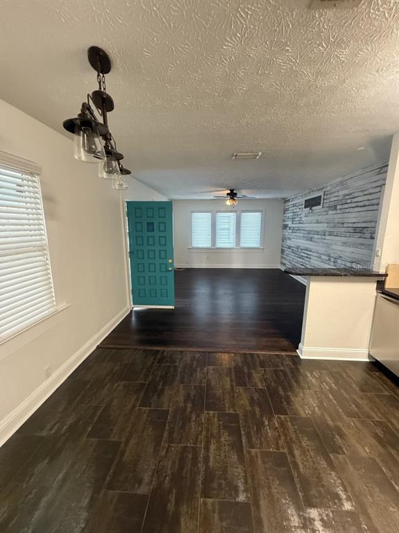 Building Photo - 320 W Lambright St