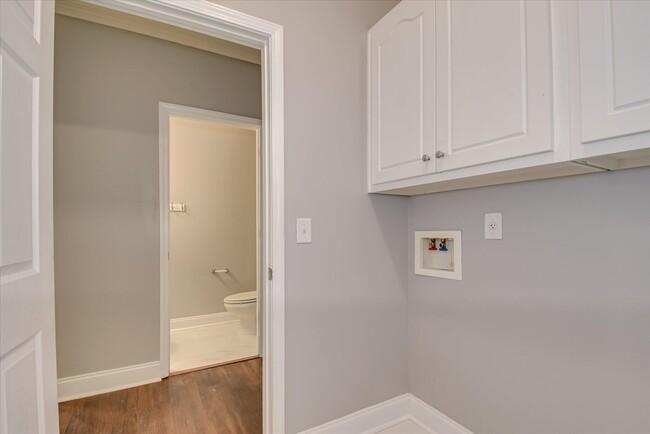 Building Photo - 2909 Aylesbury Dr