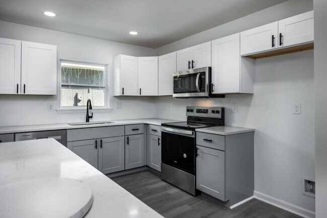 Building Photo - Spacious 4BR/2BA Home in Gainesville’s Heart