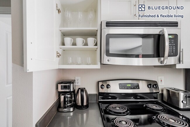 Building Photo - 526 Yale Ave N