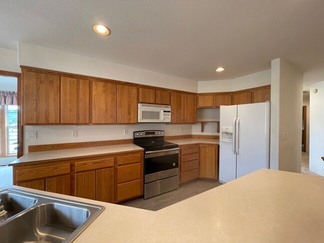 Building Photo - Available Now 3 bedroom 2 bath Hucrest home