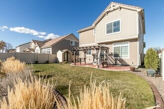 Building Photo - Beautiful 3 Bed 2.5 Bath in Thompson River...