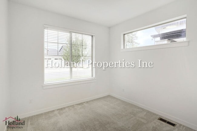 Building Photo - 8162 SE Reddington St