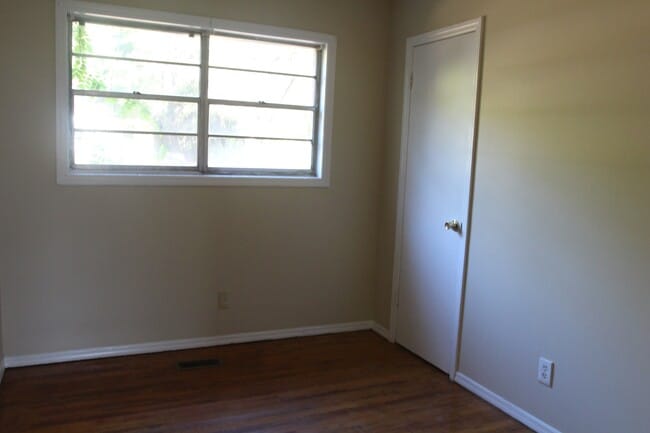 Building Photo - 1404 W Lincoln Ave