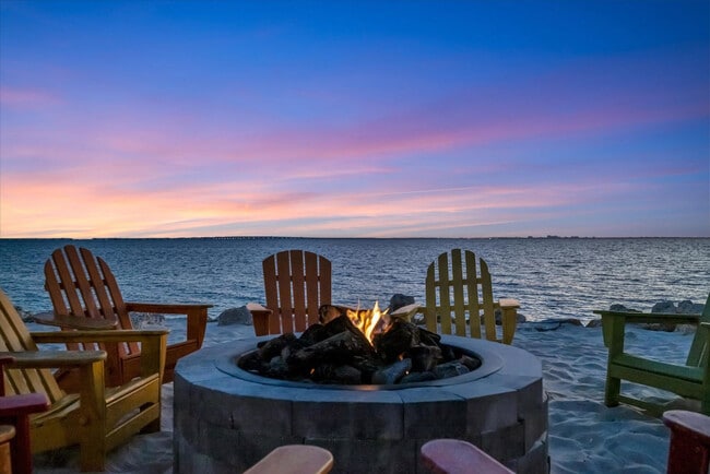 Building Photo - 2506 N Rocky Point Dr