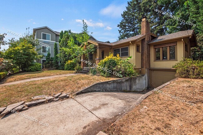 Building Photo - Modern Mediterranean 2 Bed/2 Bath with plenty of space - Pet Friendly!