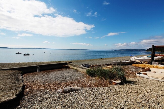 Building Photo - Cozy Cabin on Camano!~