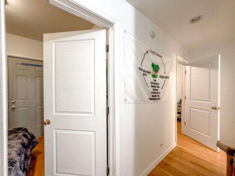 Building Photo - 6711 N Sheridan Rd