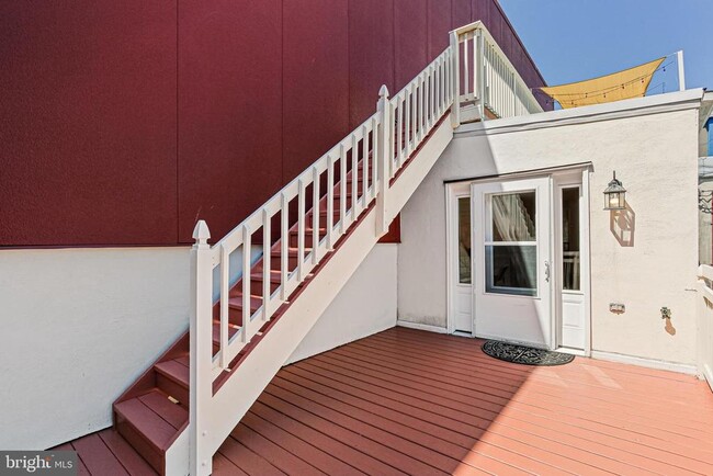 Building Photo - 427 S Eden St