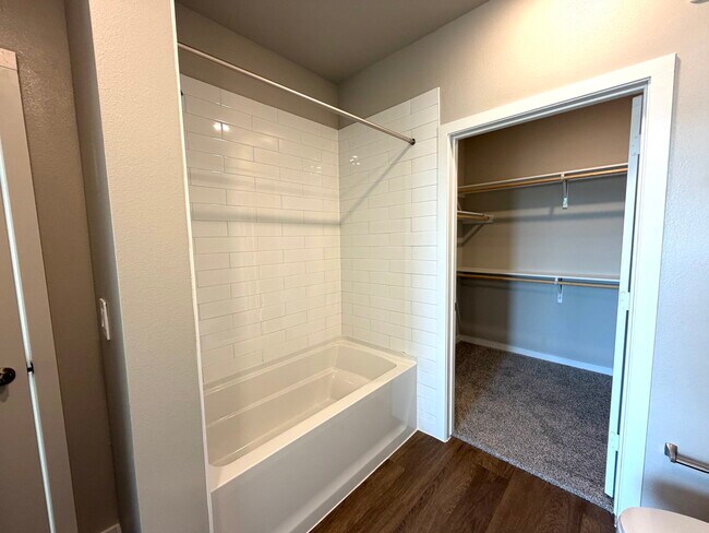 Building Photo - 1700 Daleside Ln