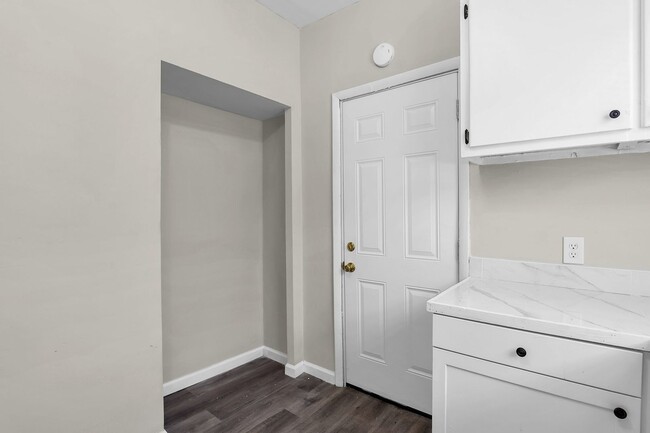 Building Photo - Updated 3 Bed Home