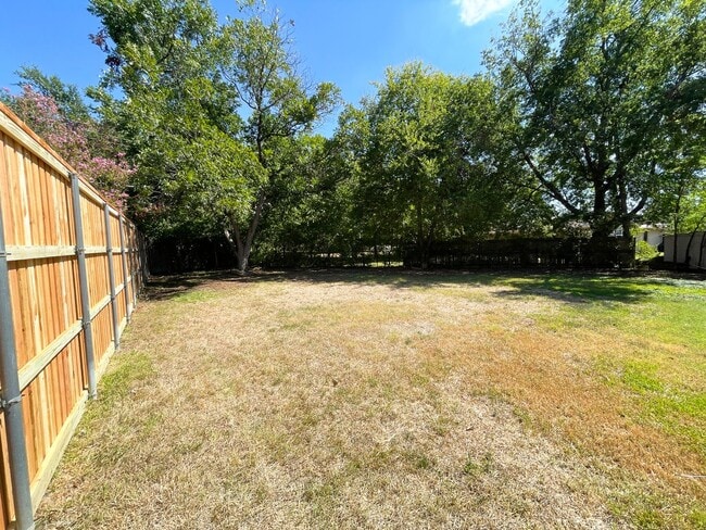 Building Photo - 4 bdrm, 2 bath - NEWLY Remodeled