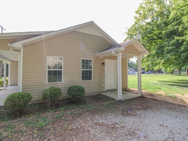 Building Photo - Convenient 2 bed 1 bath home in Athens City located near Athens State University and downtown Ath...