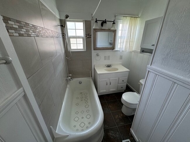 Building Photo - 3 Bedroom, 1 Bathroom Home - Located near ...