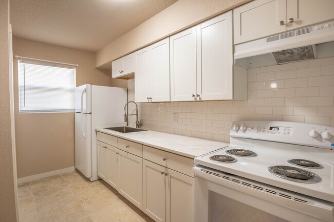 Building Photo - 2630 Fairway Dr
