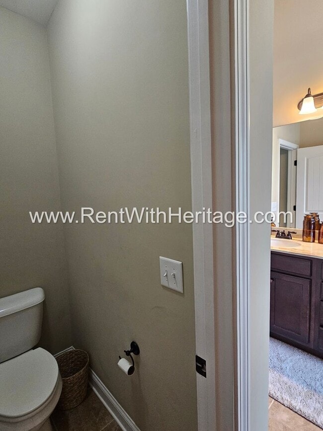 Building Photo - Gorgeous 3 bd / 2 bath / Attention to Deta...