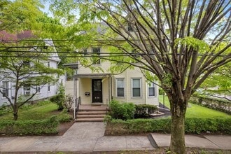 Building Photo - 302 Willow St
