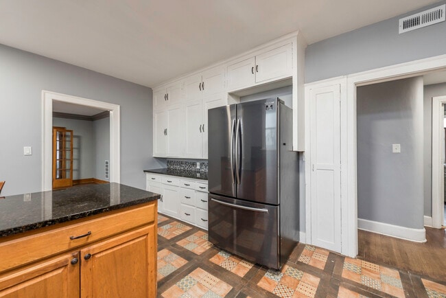 Building Photo - 415 W Ridgeland Ave