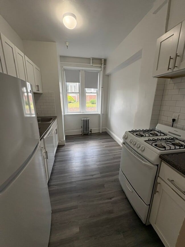 Building Photo - Gorgeous renovated studio with great location in Brighton available NOW!!