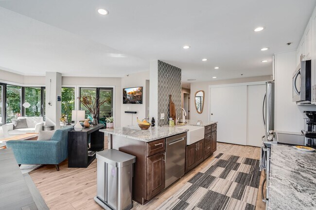 Building Photo - Beautiful 2 Bed, 2 Bath Rental Condo in Portland Goose Hollow neighborhood!