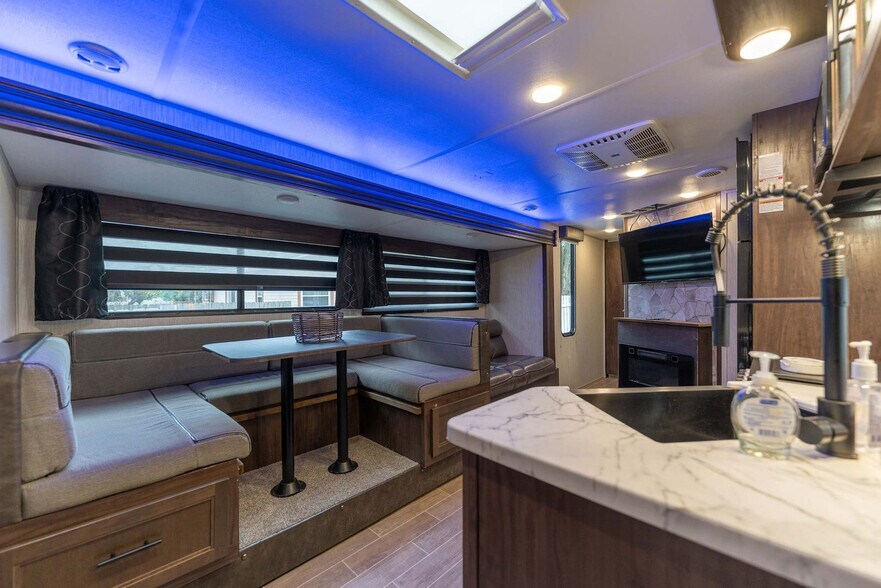 Primary Photo - 1905 W St Louis St