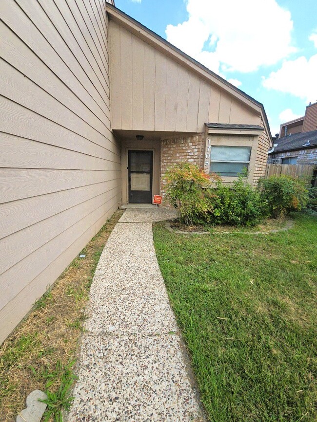 Building Photo - 1705 Bodart Ct