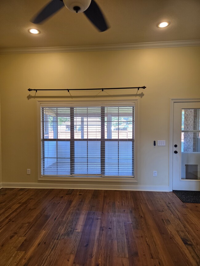 Building Photo - 462 Pinebrook Cir