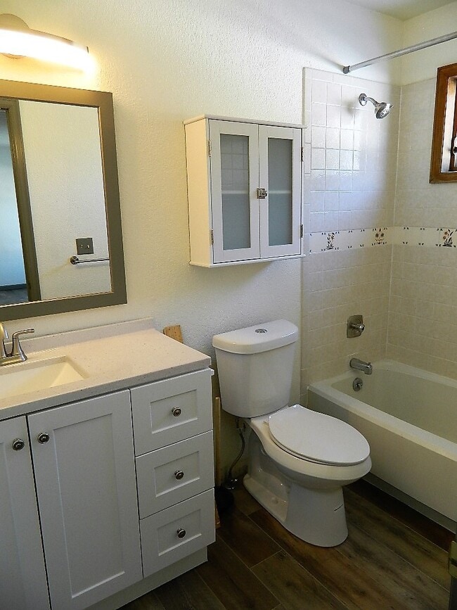 Building Photo - 559 Rainbow Vlg